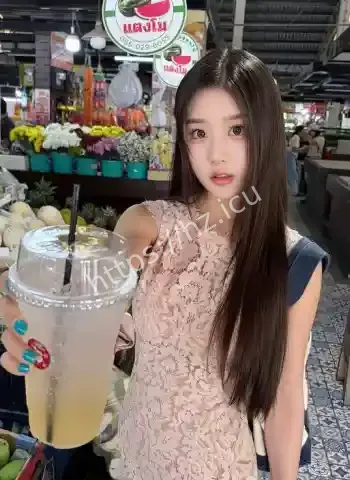 幂幂纹身沙发女孩